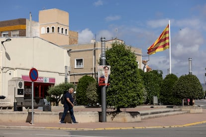 Un hombre pasea por Camarles, el municipio de Cataluña donde más ha caído el voto independentista.