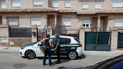 Vista del lugar donde los dos supuestos autores del asesinato a tiros en Madrid de Borja Villacís han sido detenidos en una casa de Yuncos (Toledo), que los vecinos pensaban que estaba deshabitada.