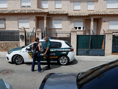 Vista del lugar donde los dos supuestos autores del asesinato a tiros en Madrid de Borja Villacís han sido detenidos en una casa de Yuncos (Toledo), que los vecinos pensaban que estaba deshabitada.
