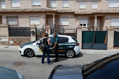 Vista del lugar donde los dos supuestos autores del asesinato a tiros en Madrid de Borja Villacís han sido detenidos en una casa de Yuncos (Toledo), que los vecinos pensaban que estaba deshabitada.