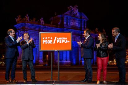 Inicio de campaña electoral del PSOE. Desde la izquierda: Ángel Gabilondo, candidato a la Comunidad de Madrid; Pepu Hernández, candidato a la alcaldía madrileña; Iratxe García, candidata al Parlamento Europeo ,acompañados por el secretario de Área de Organización del PSOE, José Luis Ábalos, y el presidente de los socialistas madrileños, José Manuel Franco, durante el acto de inicio de campaña que han celebrado en la plaza de la Independencia en Madrid.