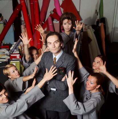 Pierre Cardin en su estudio rodeado de modelos en una imagen de archivo.