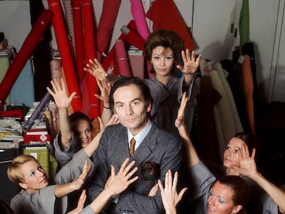 Pierre Cardin en su estudio rodeado de modelos en una imagen de archivo.