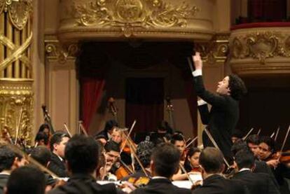 Dudamel, dirigiendo a la orquesta Simón Bolívar en el Teatro Municipal de Río de Janeiro.