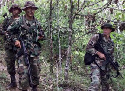 Un soldado estadounidense (derecha) entrena a militares colombianos en la base de Larandia.