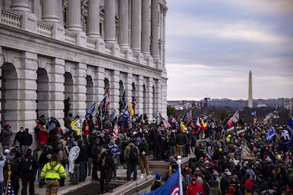 Partidarios de Trump asedian el Capitolio, el miércoles en Washington.