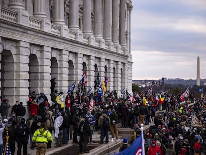 Partidarios de Trump asedian el Capitolio, el miércoles en Washington.