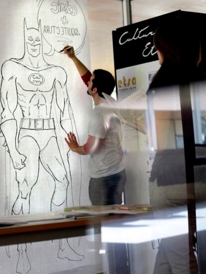 Un estudiantes dibuja a Batman en el maratón del cómic de la Politécnica de Valencia.