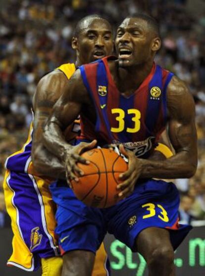 Pete Mickael, junto a Kobe Bryant, durante un partido amistoso.