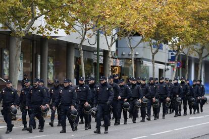 Efectius policials prop del Santiago Bernabéu abans del partit de Lliga que enfronta al Reial Madrid i el Barça.