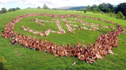 Más de 750 mujeres escenificaron ayer con sus cuerpos desnudos, en Nueva Gales del Sur (Australia), un corazón con la leyenda "Guerra no".