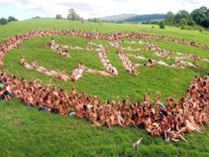 Más de 750 mujeres escenificaron ayer con sus cuerpos desnudos, en Nueva Gales del Sur (Australia), un corazón con la leyenda "Guerra no".