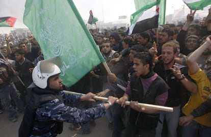 Fuerzas de seguridad de Hamás forcejean con manifestantes para impedir que lleguen al puesto fronterizo de Erez.