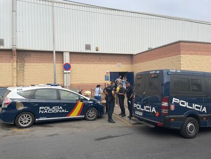 Agentes de Policía delante del polideportivo de Santa Amelia de Ceuta desde donde han sido repatriados 45 menores entre el viernes y el domingo.