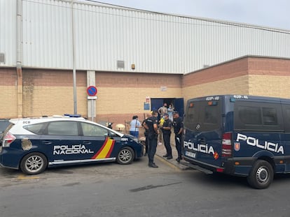 Agentes de Policía delante del polideportivo de Santa Amelia de Ceuta desde donde han sido repatriados 45 menores entre el viernes y el domingo.