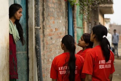 As adolescentes também organizam patrulhas pelo distrito periférico de Madiyav, no qual auxiliam outras mulheres em caso de necessidade.