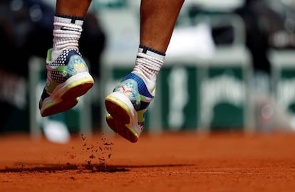 Los pies de Rafa Nadal, en suspensión durante un entrenamiento.