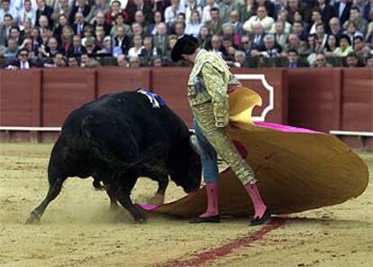 Enrique Ponce, en su faena al quinto toro de la tarde.