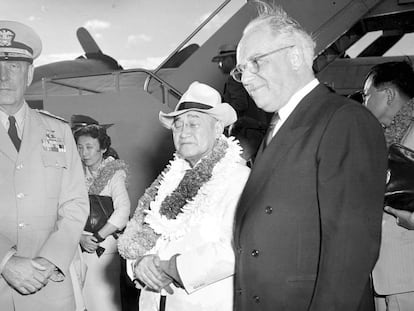 O primeiro-ministro japon&ecirc;s Shigeru Yoshida visitou Pearl Harbor em agosto de 1951, dez anos ap&oacute;s o ataque.