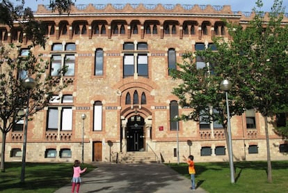 El Pavelló Rosa es otro de los edificios modernistas que se pueden visitar en los jardines de la Maternitat. Fueron construidos para albergar la Casa Provincial de la Maternidad y los Expósitos, aunque hoy en día tienen usos diversos y contemporáneos.