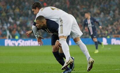 Mbappé y Ramos, en el Real Madrid-PSG del 26 de noviembre.