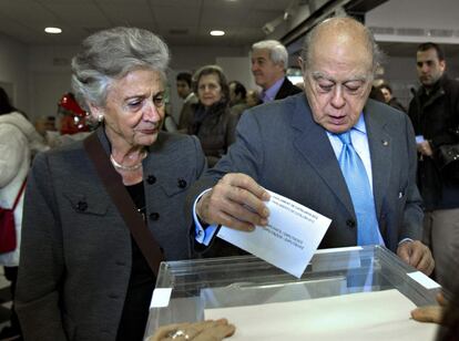 El expresidente catal&aacute;n Jordi Pujol,  acompa&ntilde;ado de su esposa,Marta Ferrusola, ejerce su derecho al voto en las elecciones auton&oacute;micas hoy en el colegio de Can Castello de Barcelona. 