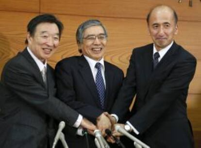 El gobernador del Banco de Japón (BOJ), Haruhiko Kuroda (c), junto a los vicegobernador de la entidad, Kikuo Iwata (i) e Hiroshi Nakaso, durante una rueda de prensa celebrada en Tokio, Japón, hoy. Kuroda prometió hoy, tras asumir el cargo, "realizar sus mayores esfuerzos" para sacar a Japón de la deflación e impulsar la debilitada economía nipona.