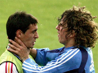 Puyol agarra del cuello a Vicente, tras el encontronazo.