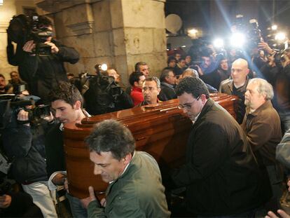 El féretro con el cuerpo de Isaías Carrasco, anoche, a su llegada a la capilla ardiente montada en el Ayuntamiento de Mondragón.