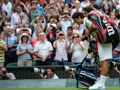 Federer y Fognini saludan al príncipe Carlos.