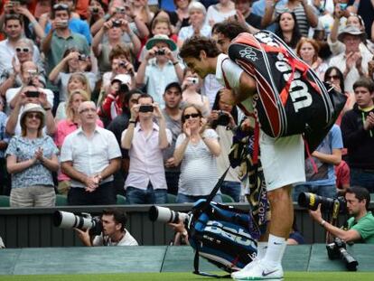 Federer y Fognini saludan al príncipe Carlos.