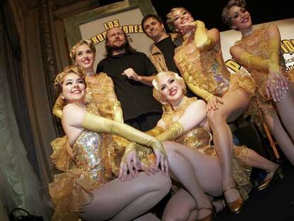 Santiago Segura y José Mota, con varias bailarinas en la presentación de <i>Los productores.</i>