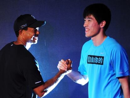 Tiger Woods y el atleta chino Liu Xiang durante un acto promocional en el Pekín.