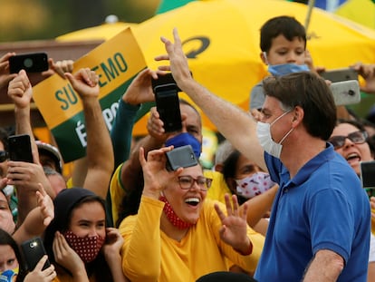 Bolsonaro cumprimenta apoiadores que protestam em Brasília contra o Congresso e o STF, em 17 de maio.