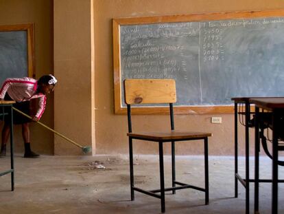Una niña barre un aula en la Escuela Nacional de Furcy, a dos horas de Puerto Príncipe (Haití).