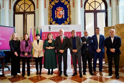 El alcalde de Málaga, Francisco de la Torre, en el centro, junto con la vicepresidenta segunda de la Diputación de Málaga, Natacha Rivas; la delegada del Gobierno de la Junta de Andalucía, Patricia Navarro; y la directora general de PRISA Audio, María Jesús Espinosa de los Monteros, acompañados de directivos y representantes de PRISA en la presentación de los 65 nominados a los II Premios Ondas Globales del Podcast.