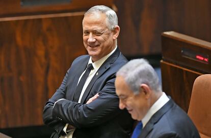 Benny Gantz Y Benjamín Netanyahu, ayer en la Knesset, el Parlamento israelí.