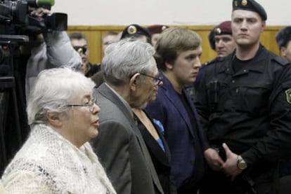 Marina (izquierda), madre de Mijaíl Jodorkovski, increpa al juez Víktor Danilkin, tras dictar este la nueva sentencia que condena a su hijo a más de 13 años de cárcel: "Maldito sea y malditos sean sus descendientes". A su izquierda, su esposo, Borís Jodorkovski.