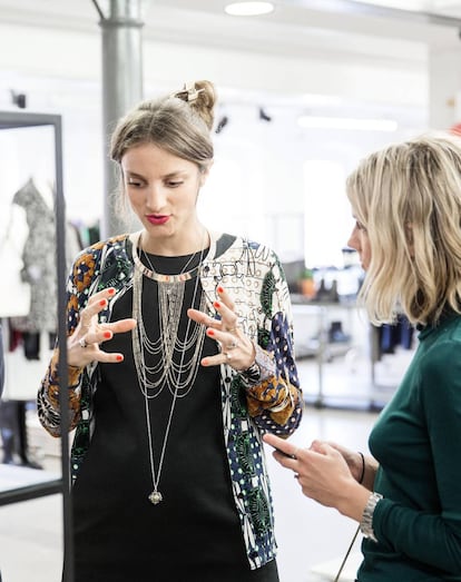 Philomène Tell, diseñadora de accesorios del taller de París.