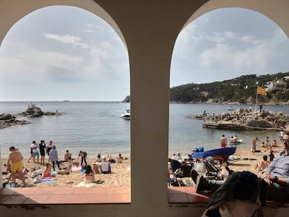 Una platja de Calella de Palafrugell el Divendres Sant.