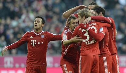 Thiago Alcántara, celebra uno de los goles del Bayern