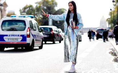 Los vestidos de lentejuelas pueden llevarse a plena luz del sol si se combinan con una bomber y unas simples zapatillas con calcetines deportivos.