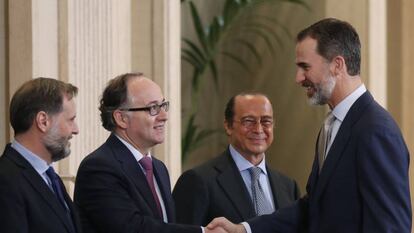 El rey Felipe VI saluda al presidente de Iberia, Luis Gallego, en presencia del presidente de IAG, Antonio V&aacute;zquez, y director de Comunicaci&oacute;n de Iberia, Juan Cierco.