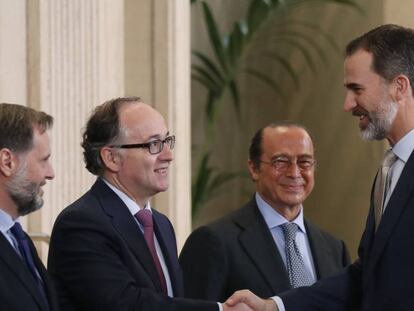 El rey Felipe VI saluda al presidente de Iberia, Luis Gallego, en presencia del presidente de IAG, Antonio V&aacute;zquez, y director de Comunicaci&oacute;n de Iberia, Juan Cierco.