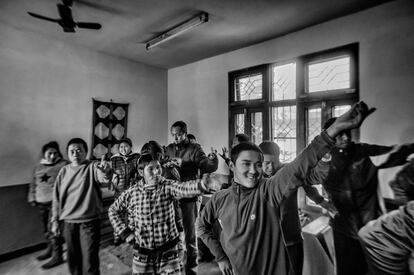El ejercicio, el canto y la meditación son actividades fundamentales que mejoran el estado anímico de los alumnos y sus capacidades comunicativas. En la imagen vemos a un grupo practicando una danza popular tibetana.
