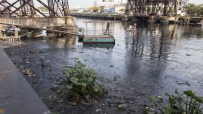 Las aguas de la cuenca tienen basura flotando que se acumula en los bordes.