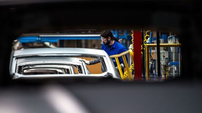 Un trabajador en la línea de montaje de la planta de Ford Almussafes (Valencia).