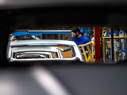 Un trabajador en la línea de montaje de la planta de Ford Almussafes (Valencia).