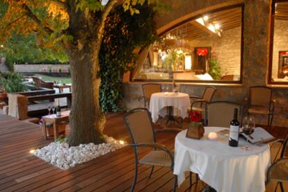 Terraza y comedor del Molino de Alcuneza, un hotel con encanto que podemos encontrar en Sigüenza (Guadalajara)