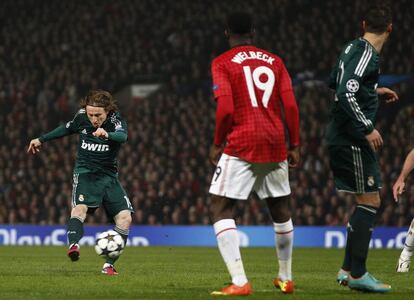 Luka Modric chuta para marcar el empate a uno.
